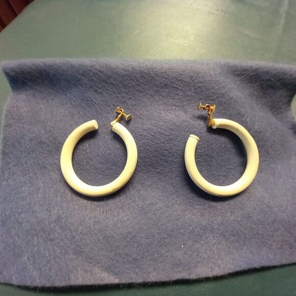 Vintage Napier White Clip Circle Earrings - Picture 1 of 7